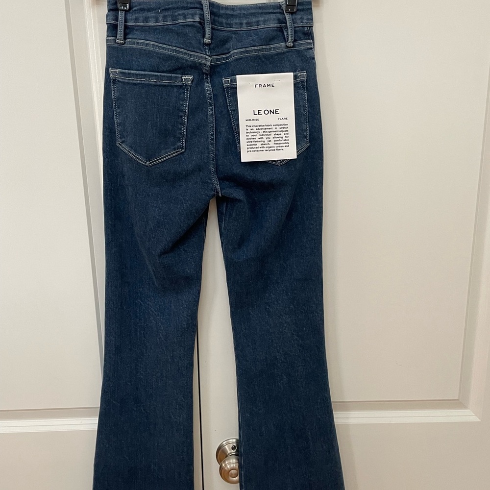 Le One Flare Mid-rise Jean from Frame - Picture 7 of 11